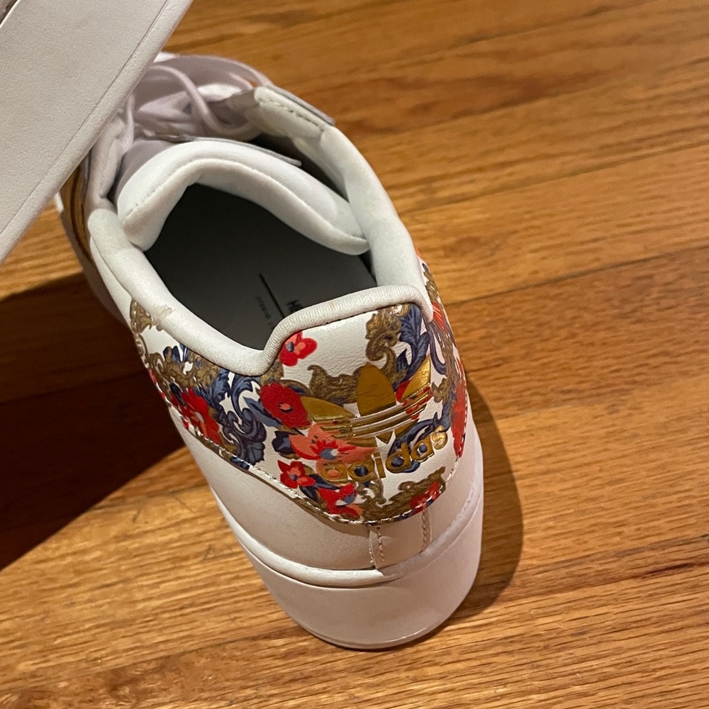 Superstar Women’s Adidas White Sneakers with Subtle Details Size: 7.50 - Picture 3 of 8